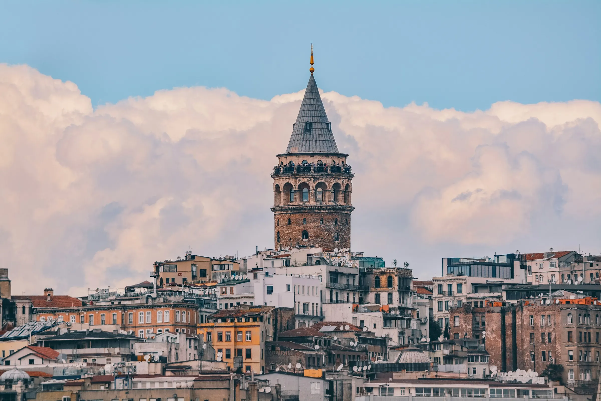 Bulutların önünde Galata Kulesi ve Beyoğlu silueti