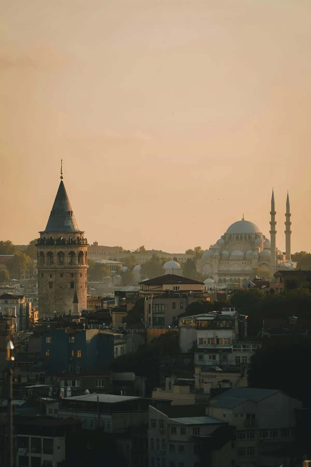 Gün batımında Galata Kulesi ve tarihi yarımada siluetleri